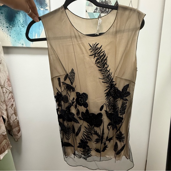 Alexander McQueen Elegant Black Floral Embroidered Silk Top - Picture 2 of 16